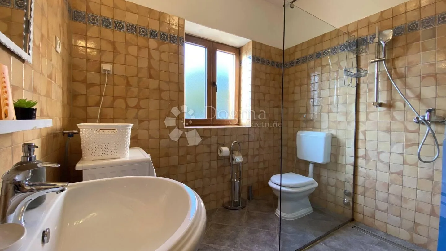 prekrasna vila s bazenom – idealna prilika za investiciju! - slika 12