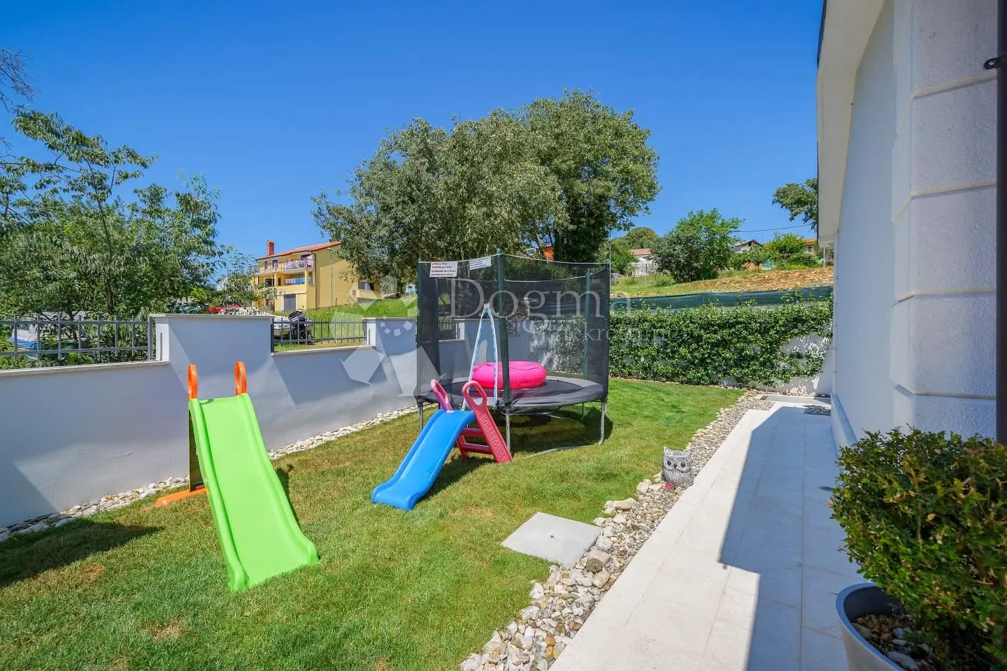villa na rubu sela nedaleko mora - slika 22