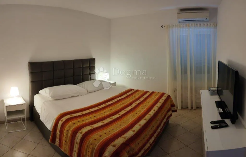 rogoznica- predivna villa na plaži - slika 26