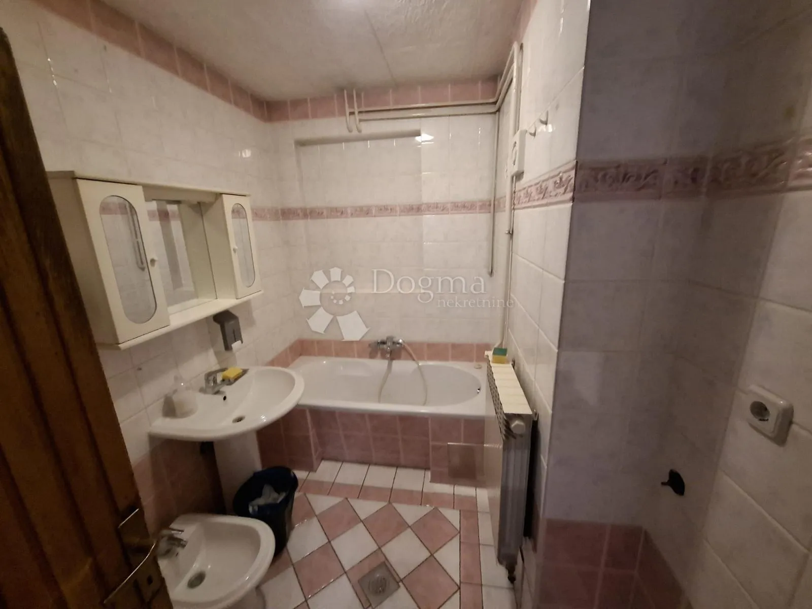 stambeno-poslovna zgrada trnje, 421 m², parking - slika 9