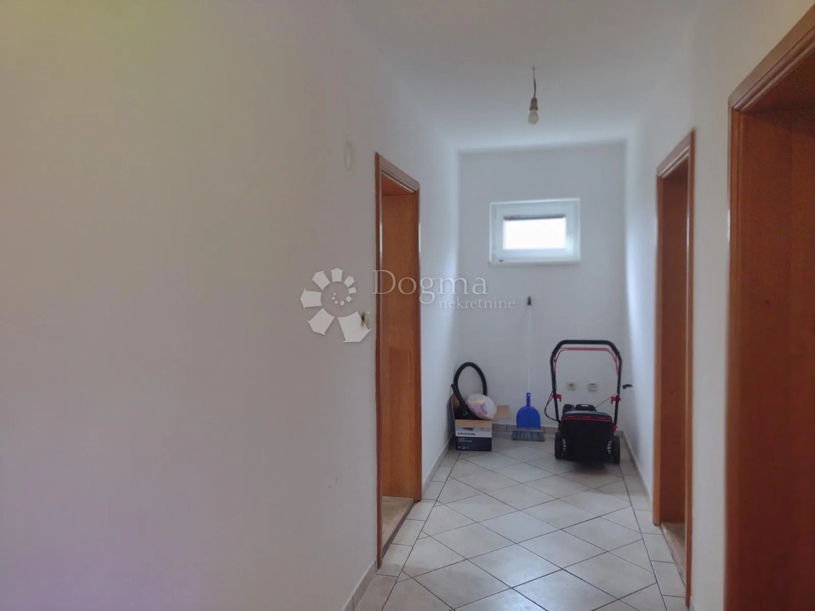 kuća s ogromnom okućnicom u komadu blizu d1 - slika 10