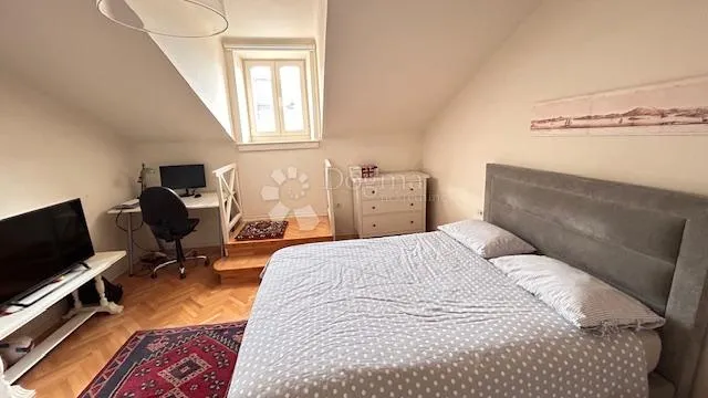 ugodno i komforno potkrovlje u strogom centru ! - slika 5