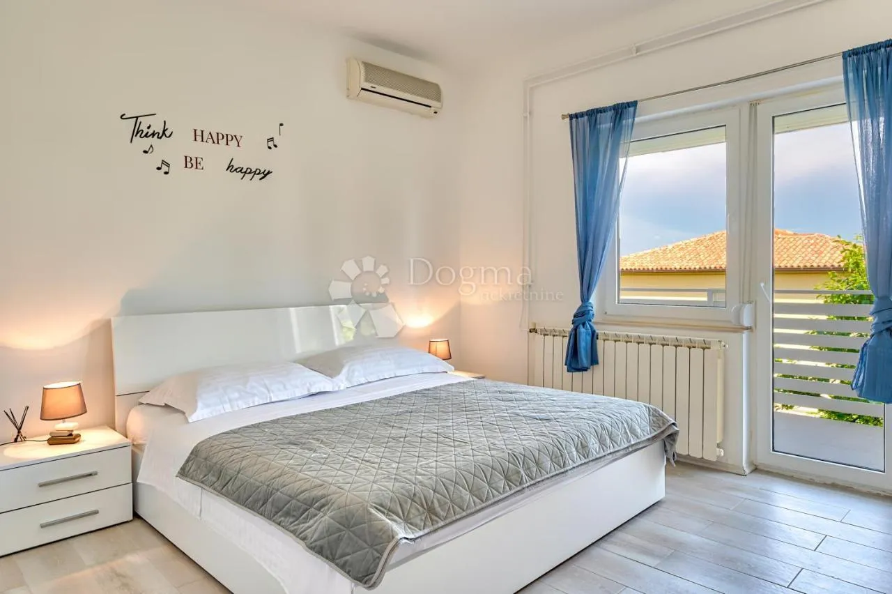 villa s bazenom - 900 m od plaže - slika 8