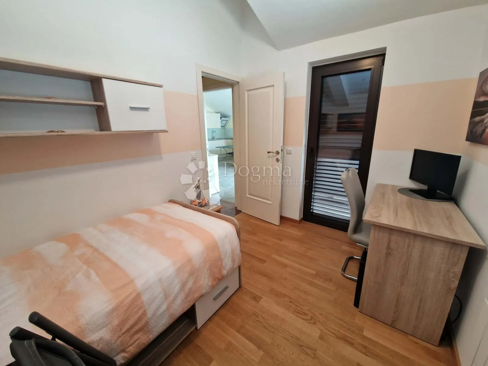 kuća s 4 apartmana - drugi red od mora - slika 77