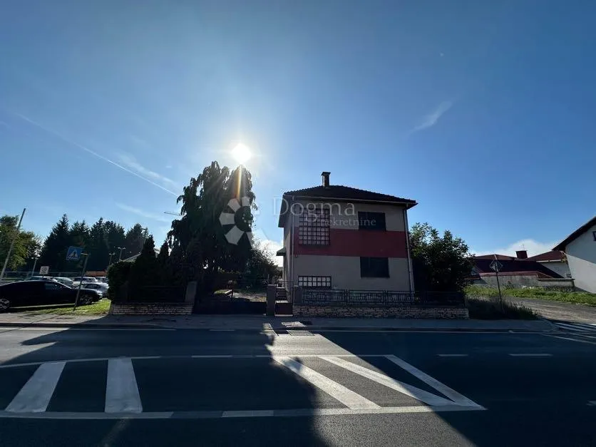 centar grada, kuća, 2 pomoćna objekta, plus 2000m2 građevinskog zemljišta - slika 1