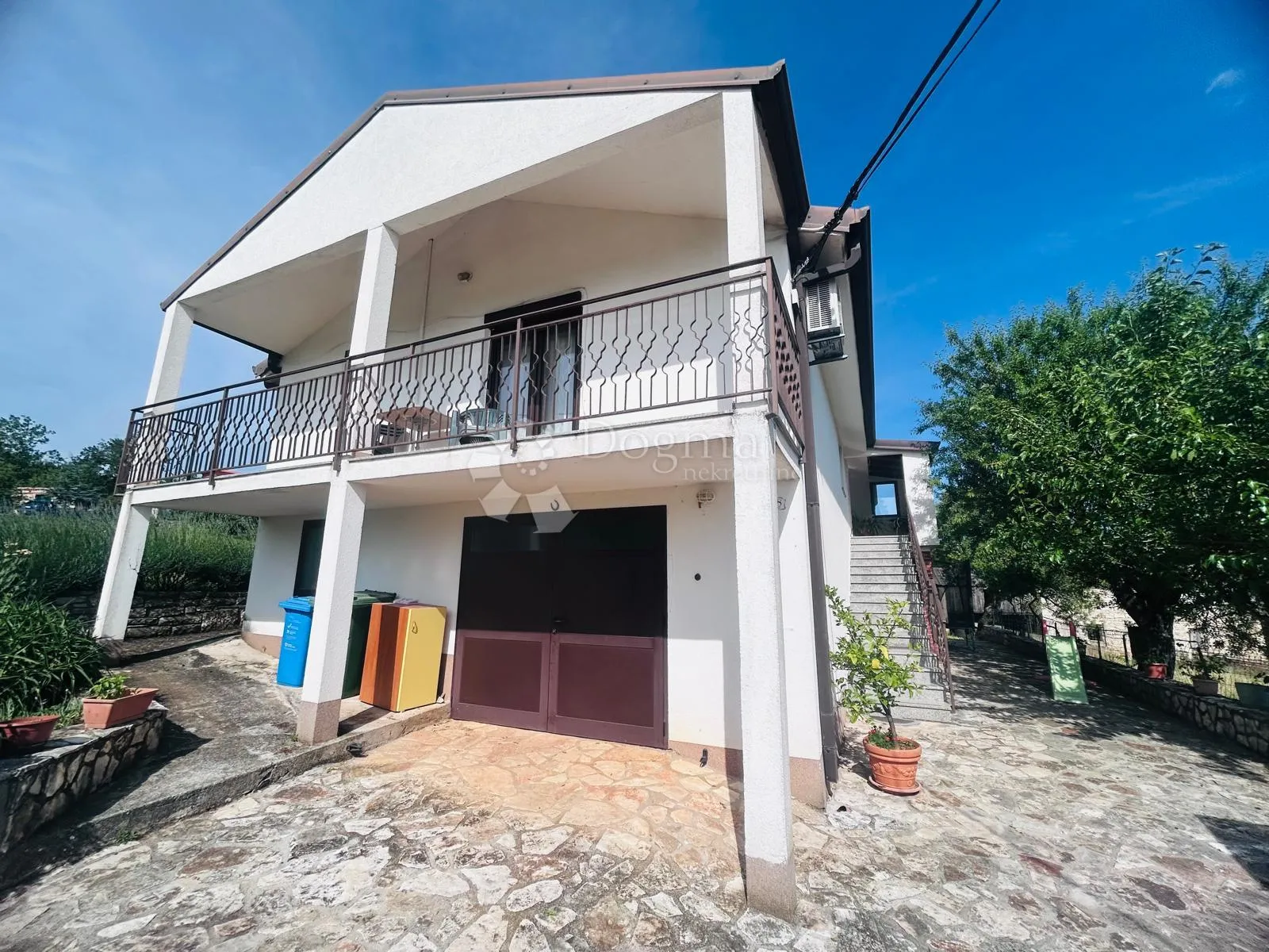 prilika!kuća s dva stana + 8153 okućnice - buje - slika 2