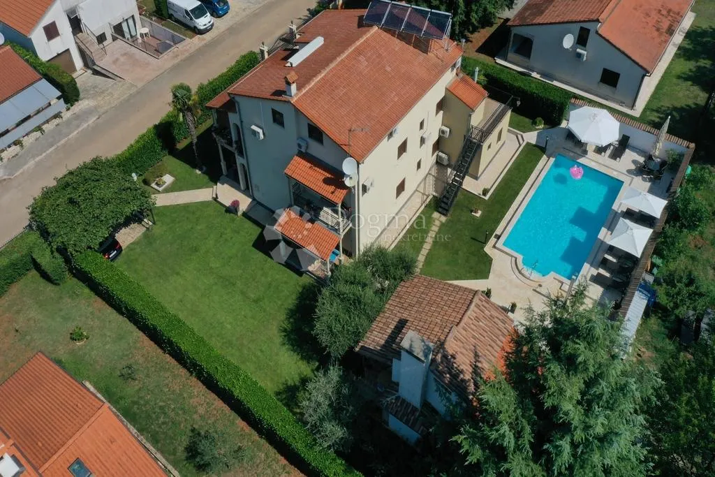 kuća sa 5 stambenih jedinica, bazenom i pogledom na more - slika 2