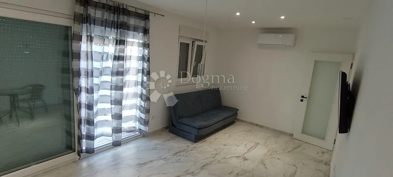 Poslovni prostor/apartman s privatnim vrtom – Žminjača, Podstrana – idealno za tihu djelatnost - Podstrana - Grljevac, Podstrana