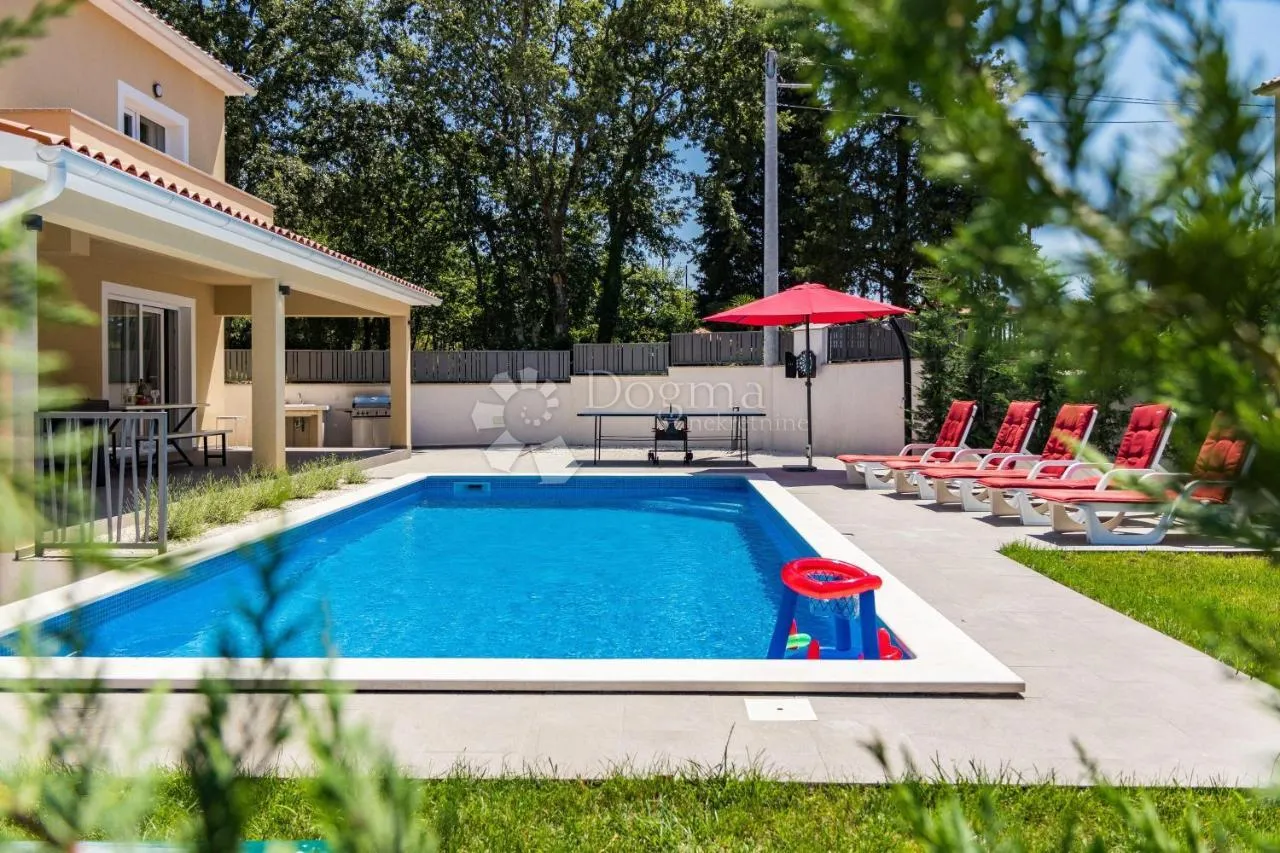 lijepa samostojeća kuća s bazenom na mirnoj lokaciji - slika 4