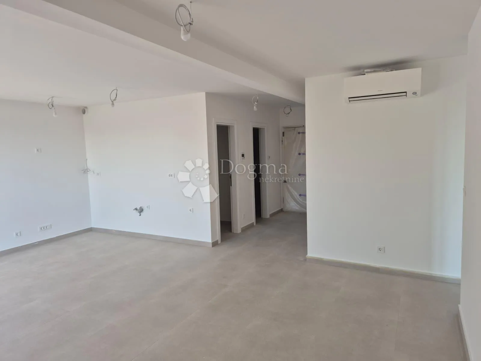novogradnja – moderan stan (s10) s balkonom i pogledom na more, manje od 150 m od plaže – okrug gornji - slika 11