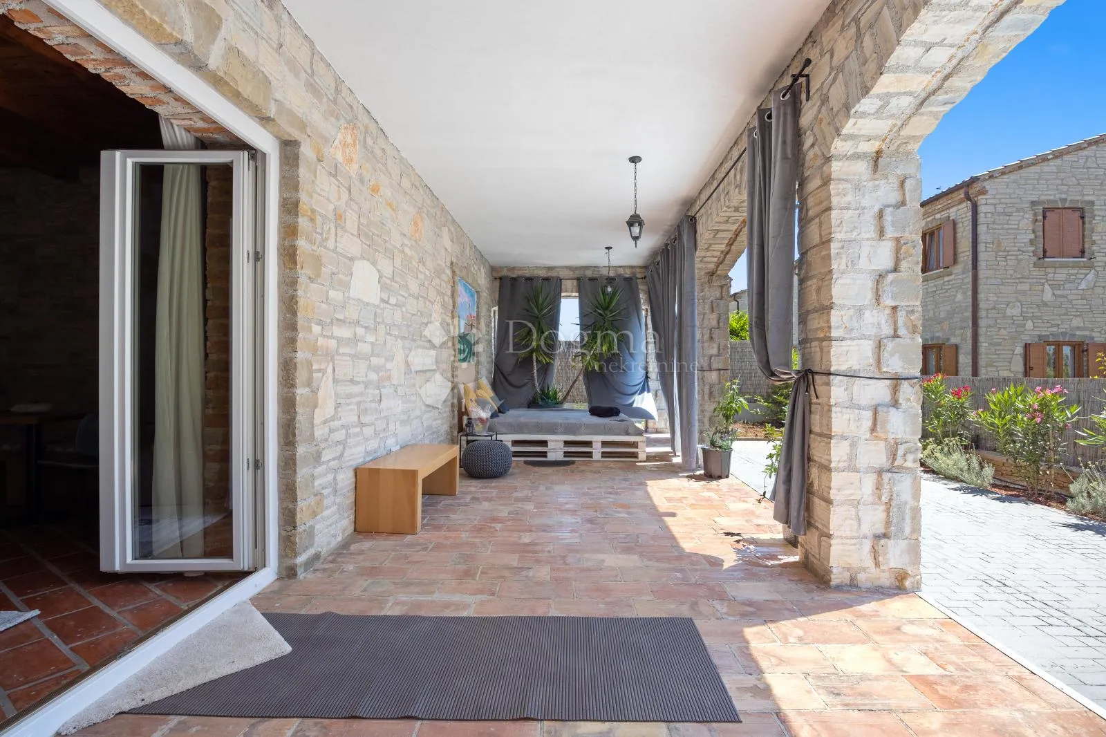 poslovno-stambena kamena villa - svetvinčenat - slika 21