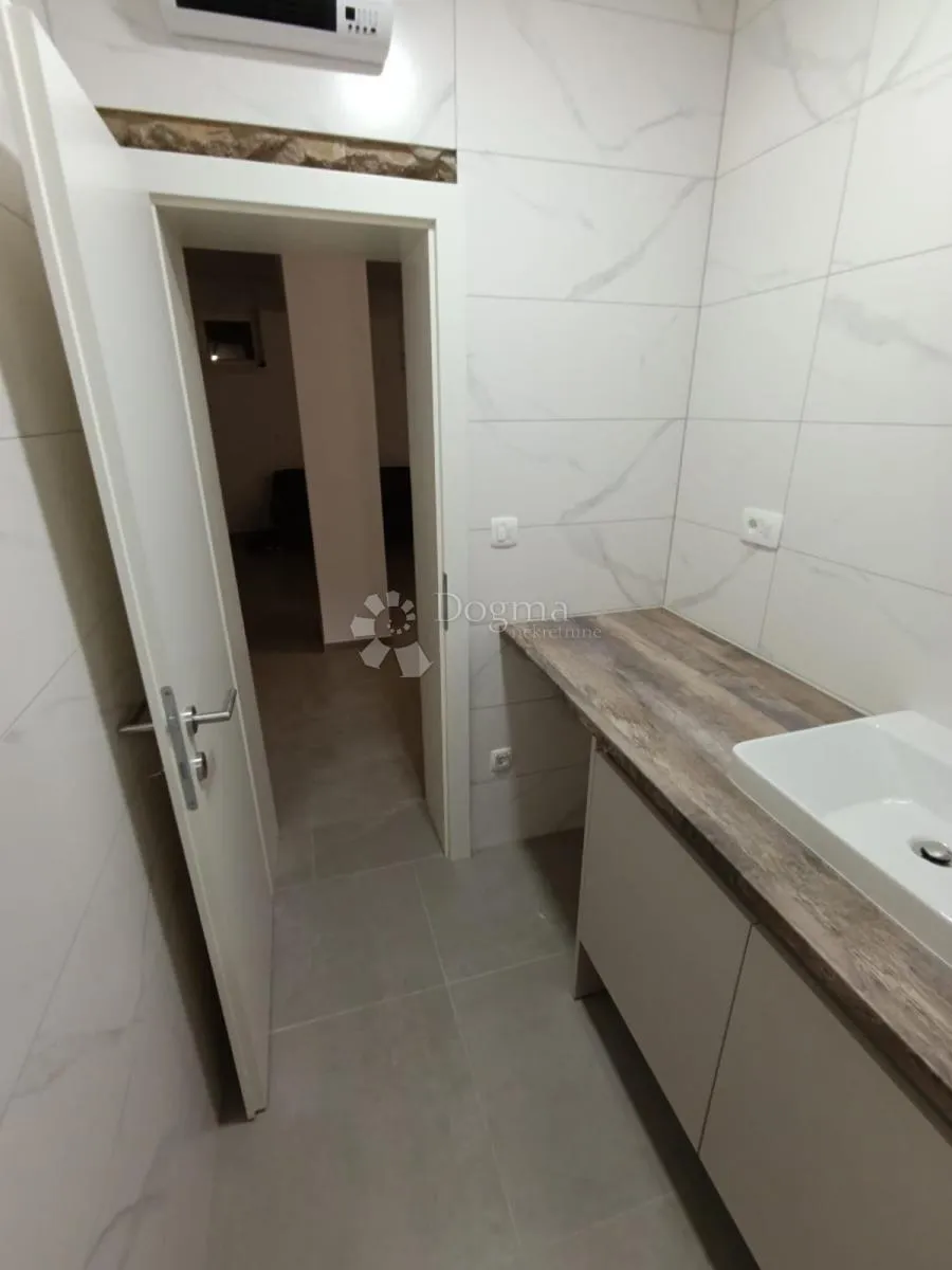 prostrani apartman u mandrama - slika 8