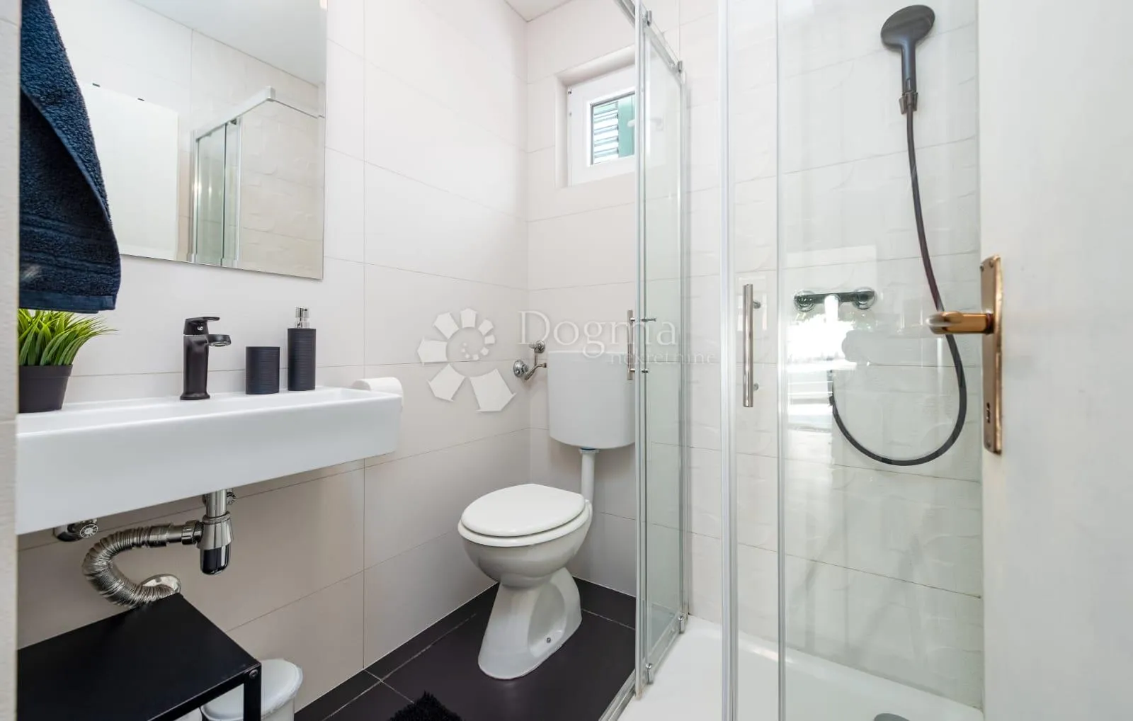 tri apartmana s bazenom - slika 33