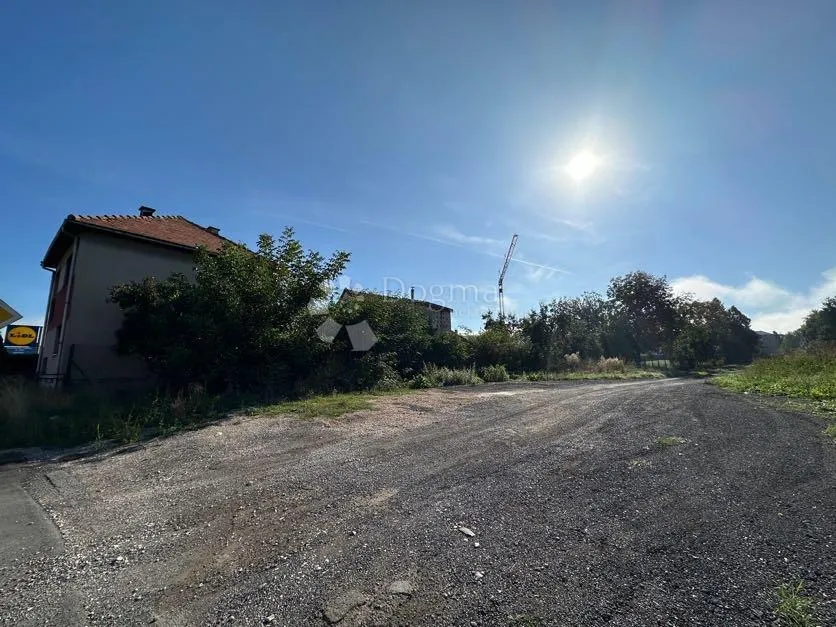centar grada, kuća, 2 pomoćna objekta, plus 2000m2 građevinskog zemljišta - slika 2