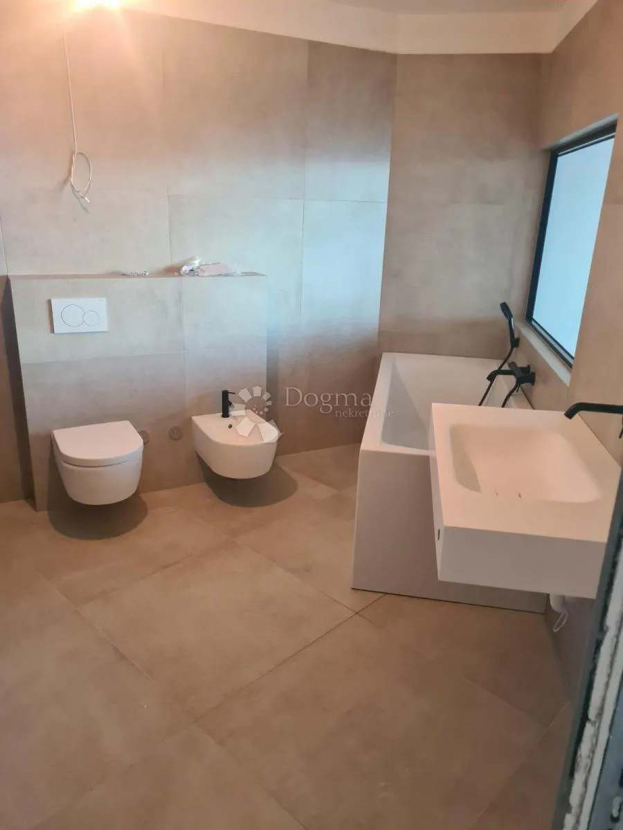 luksuzni penthouse u srcu opatije – bazen na krovu i očaravajući pogled na more - slika 8