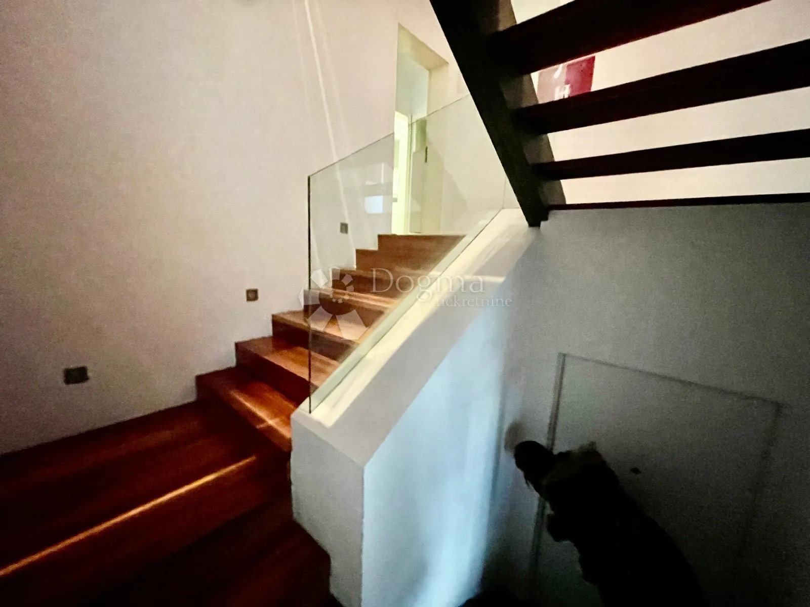 luksuzni troetažni penthouse sa terasom i bazenom - slika 21
