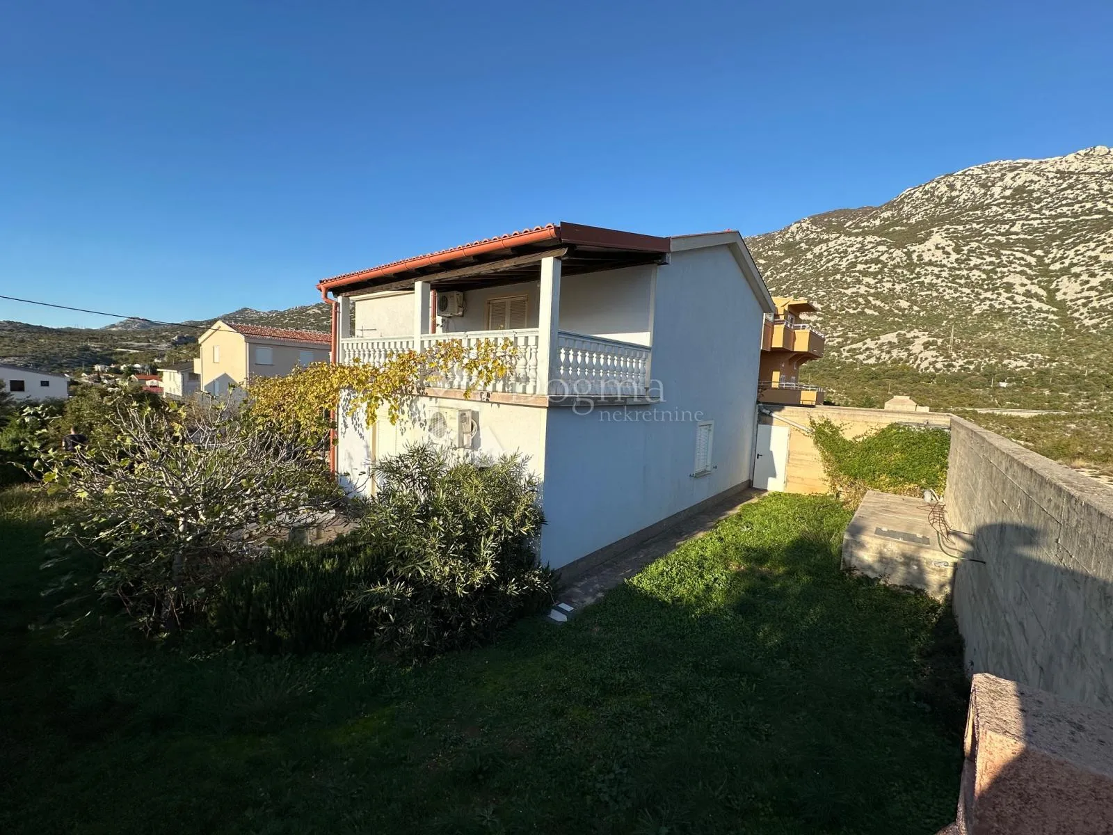 cesarica kuća novije gradnje sa 4 apartmana - slika 8