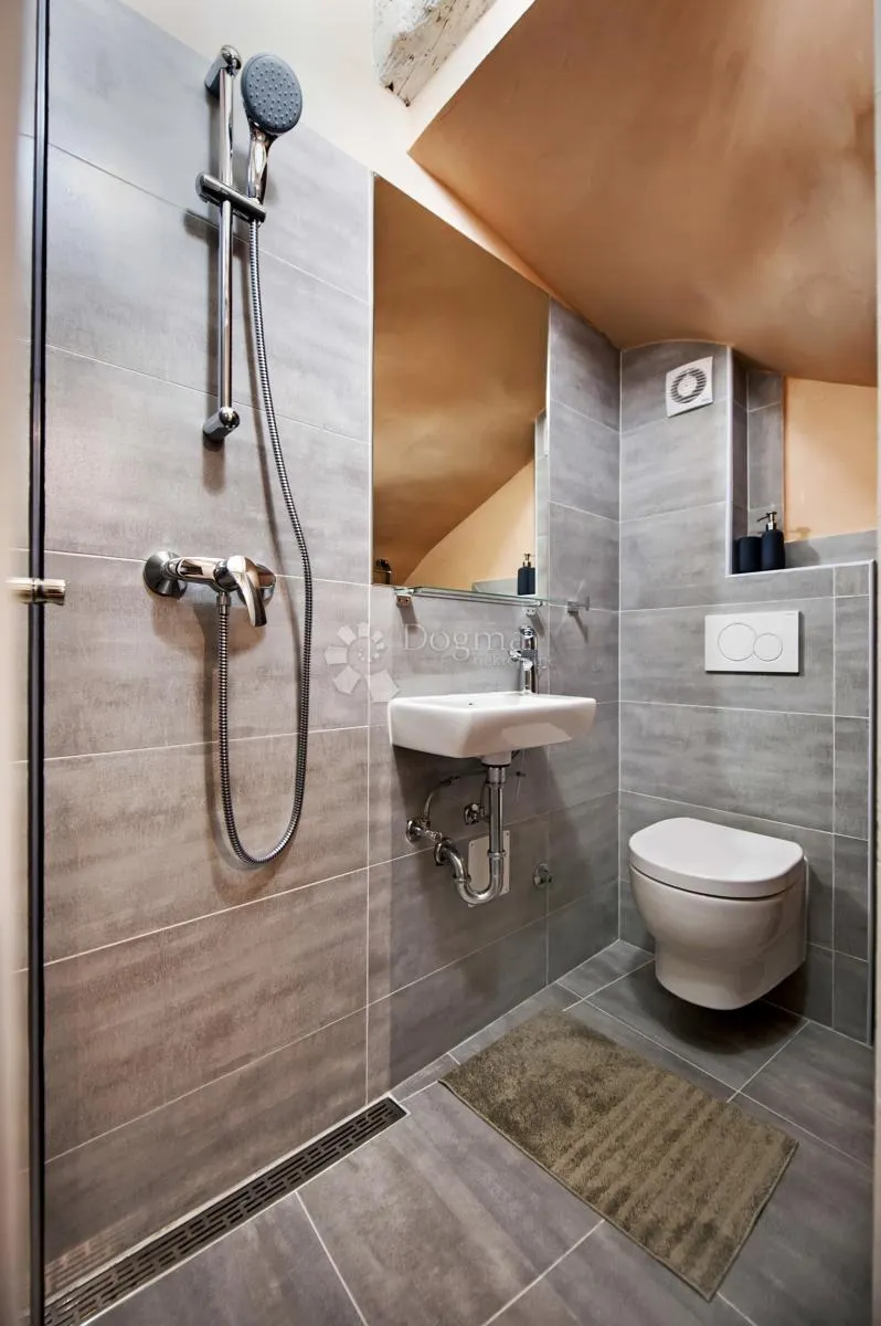 rovinj - sniženo! kuca s 3 apartmana u srcu starog grada - slika 16