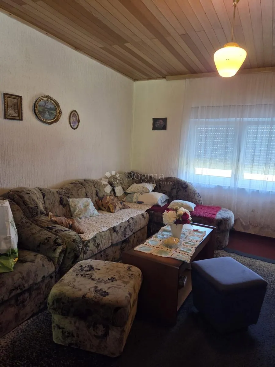prostrana kuća s 2 stana u grabovcu - slika 18