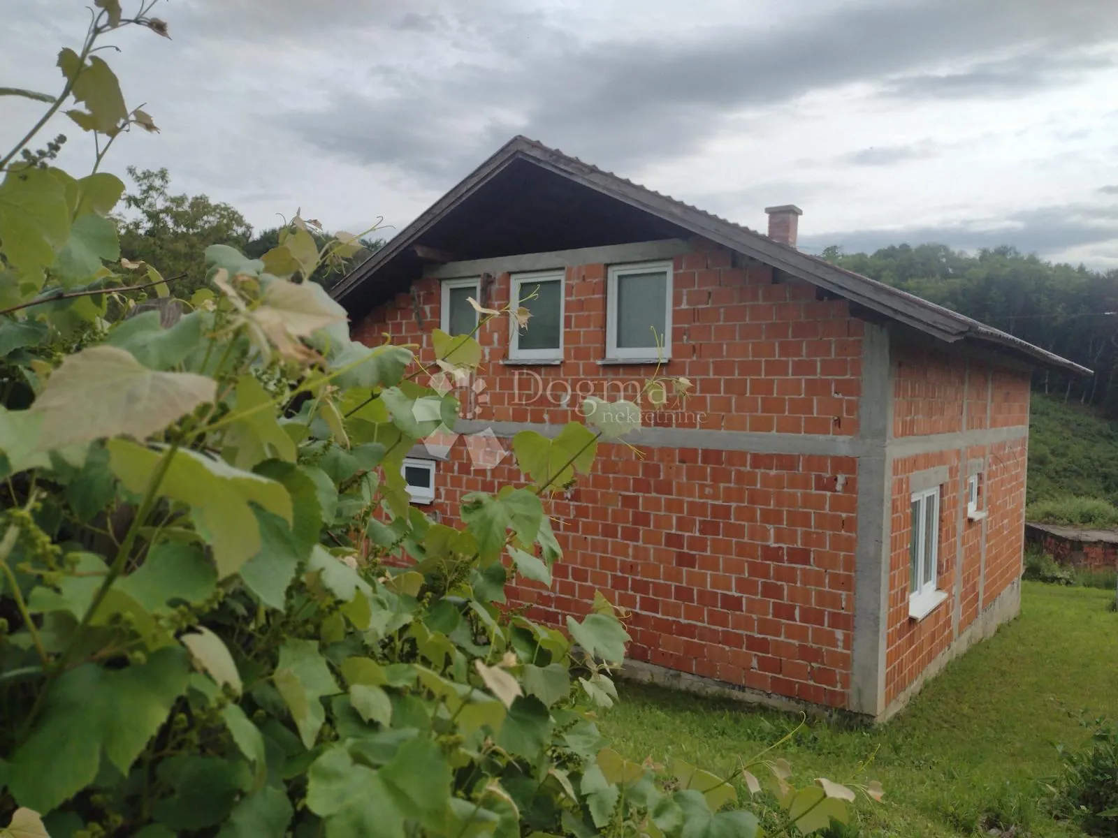 kuća s ogromnom okućnicom u komadu blizu d1 - slika 2