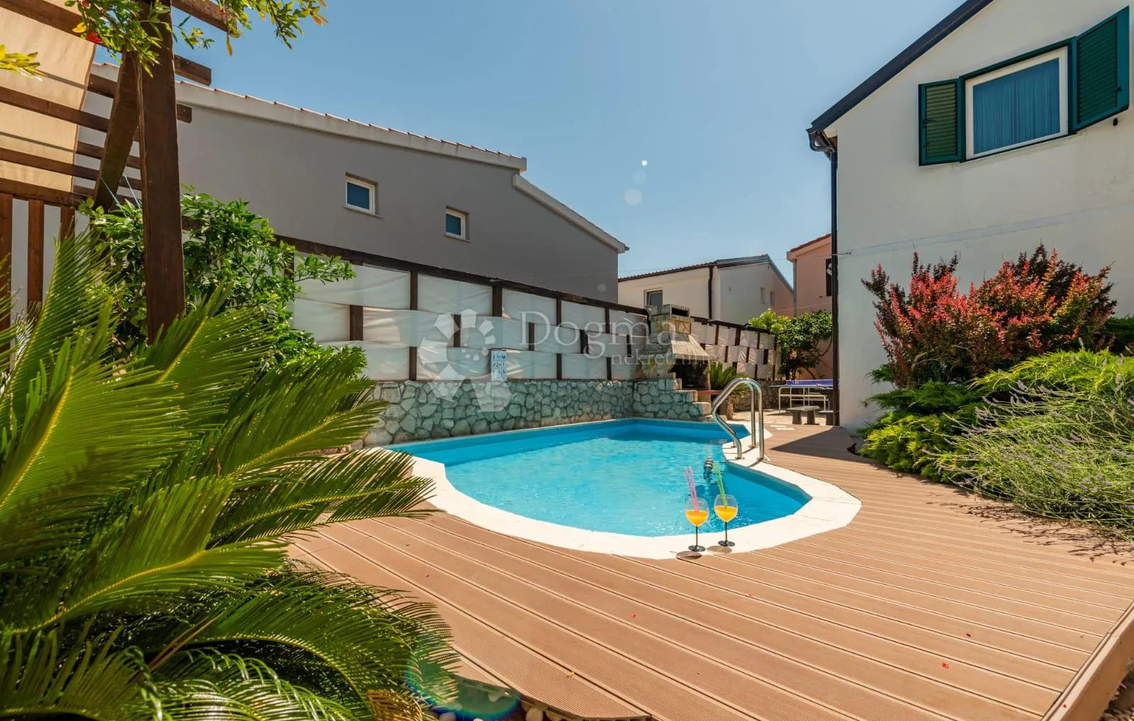 tri apartmana s bazenom - slika 79