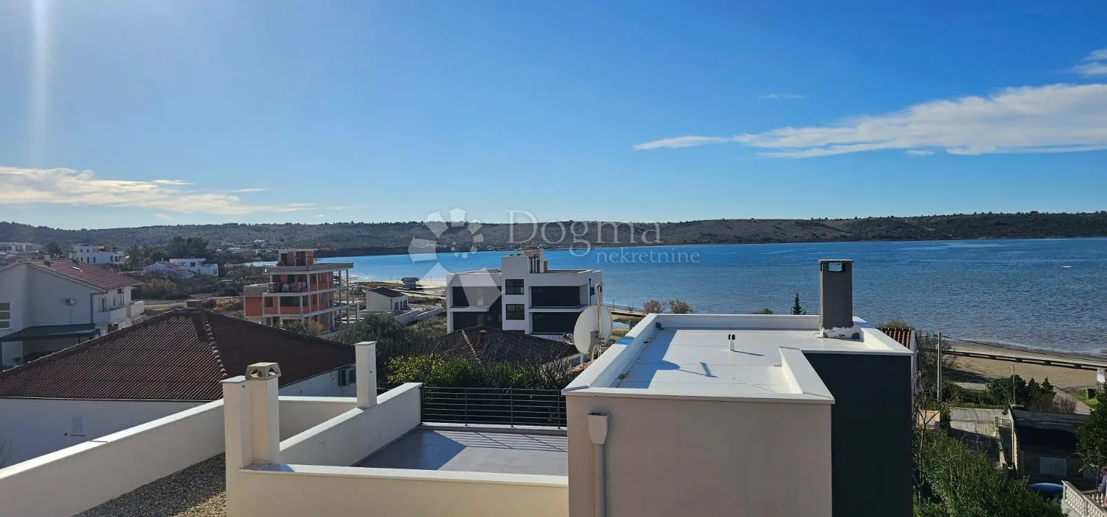 apartman na zadnjoj etaži s krovnom terasom i pogledom na more - slika 16