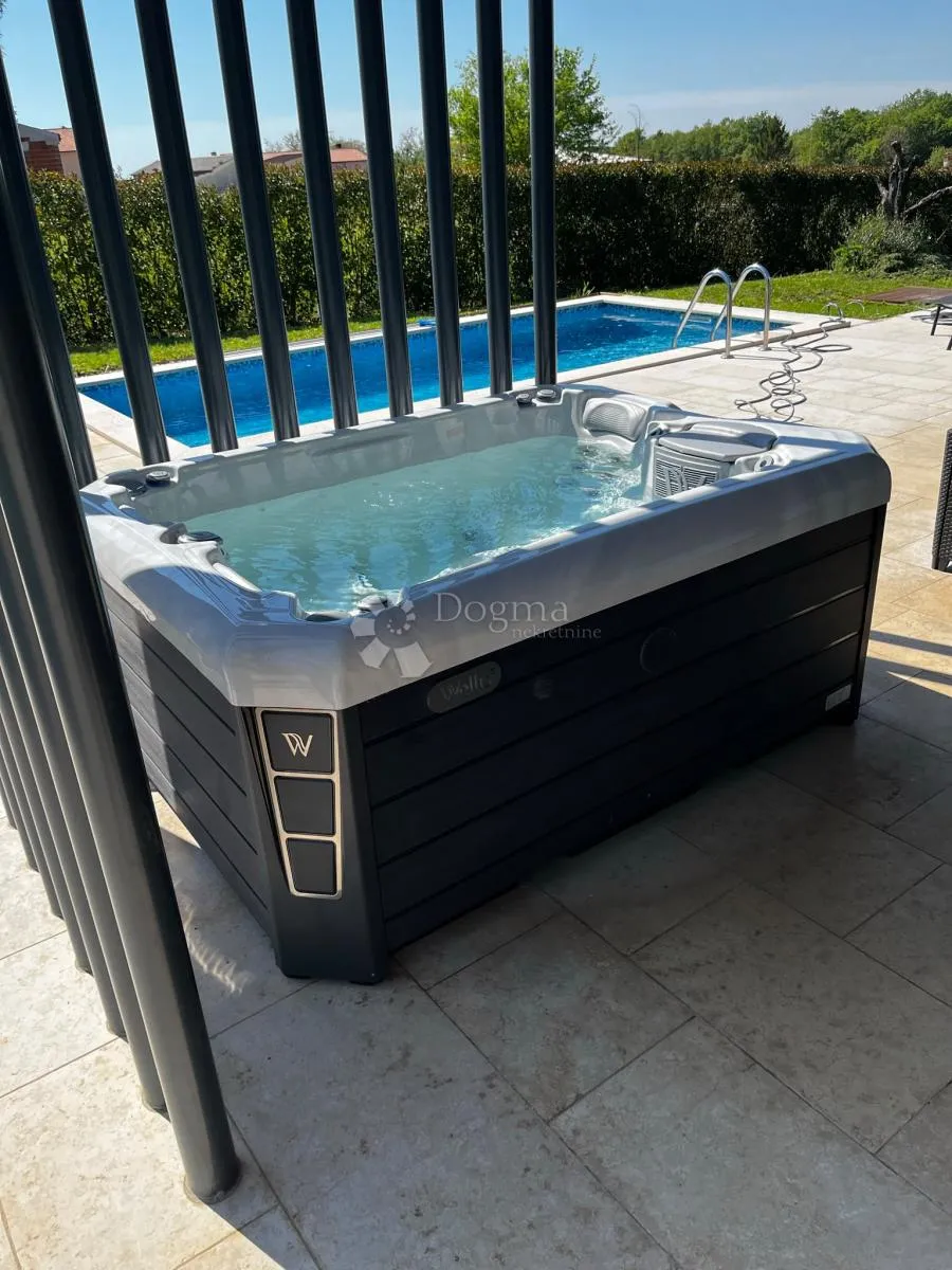 kuća sa bazenom i jacuzijem okružena zelenilom - slika 26