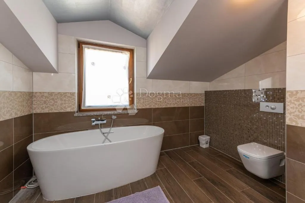 penthouse 200 metara od mora s pogledom - slika 10