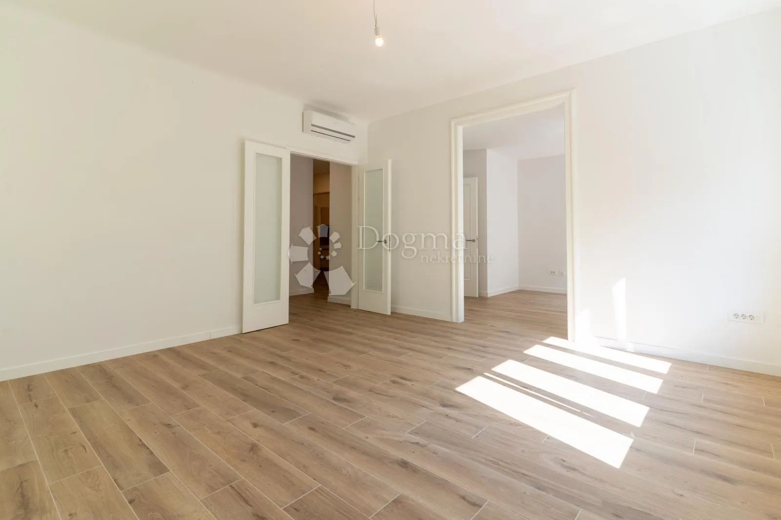 novoadaptiran (2026) 4s stan 110m2 na vrhunskoj lokaciji donji grad - slika 1