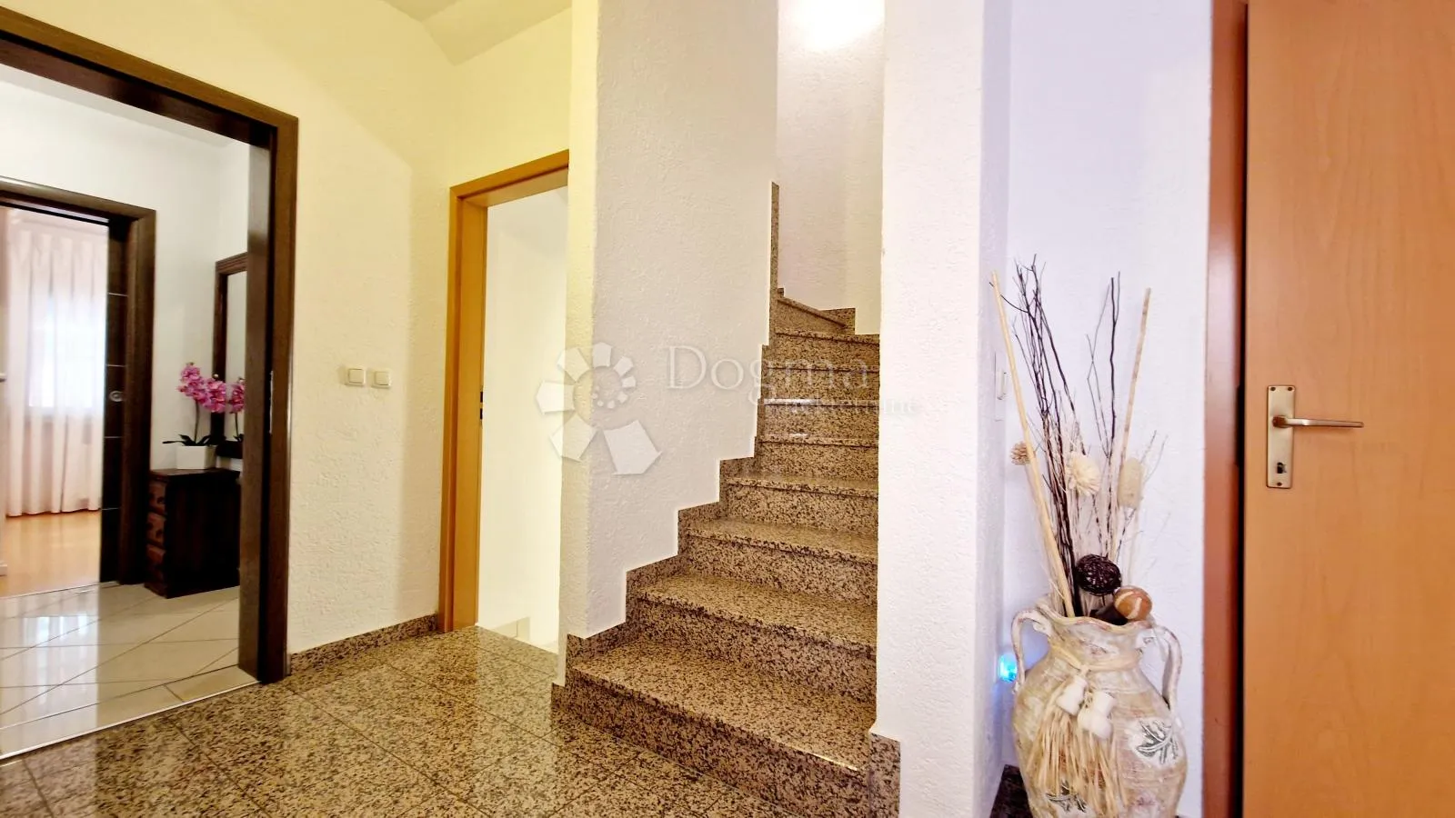 lijepa kuća s vrtom na verudi porat s 3 stana - slika 19