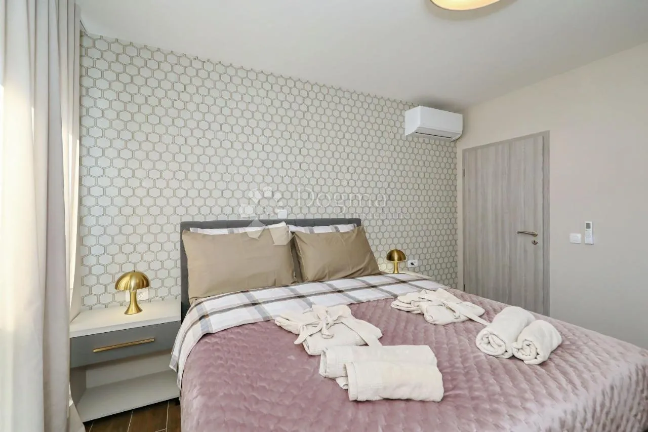 moderna vila s bazenom, prvi red uz more! - slika 31