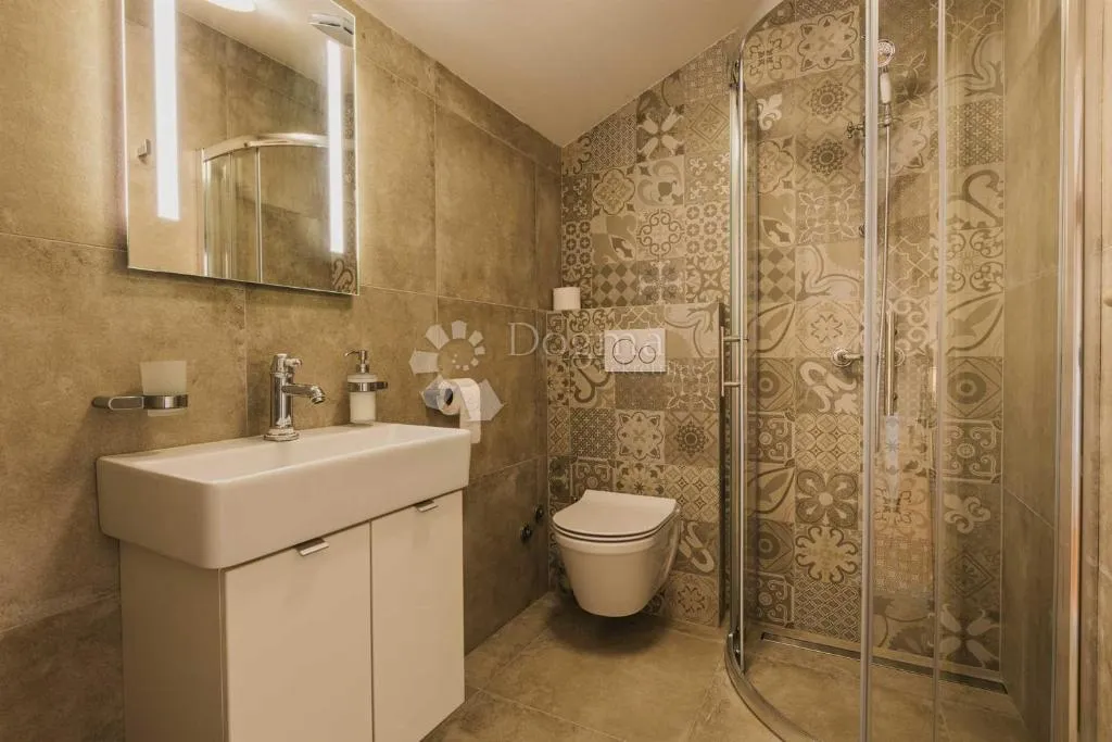poreč - renovirana kamena kuća zadnja u nizu s jakuzijem - slika 9