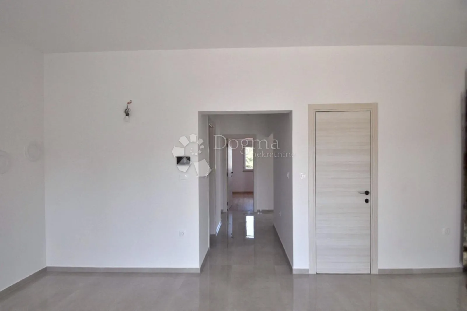prilika - dva stana + kategorizirani studio apartman! - slika 20