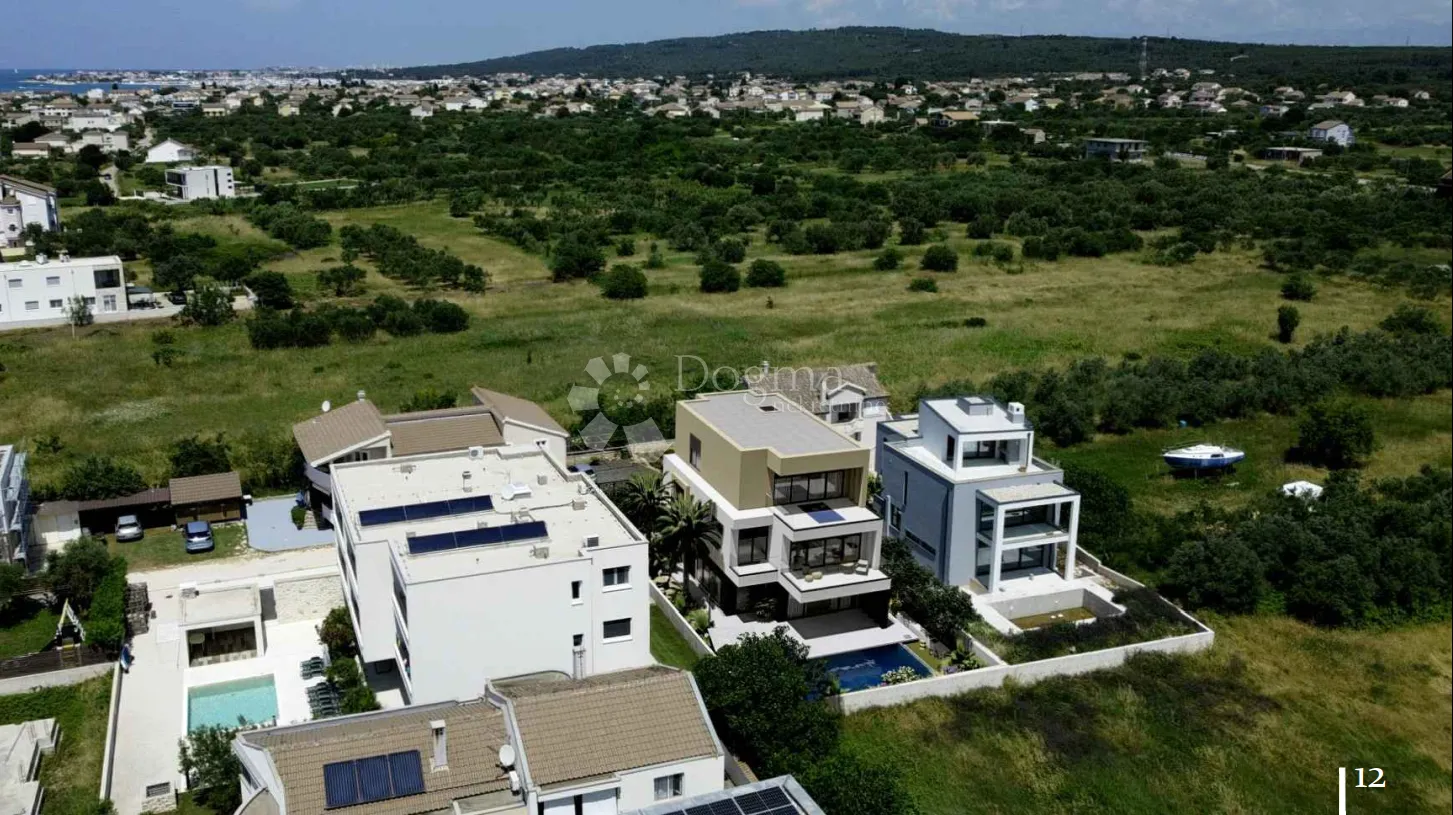 luksuzna villa s bazenom i pogledom na more - slika 12