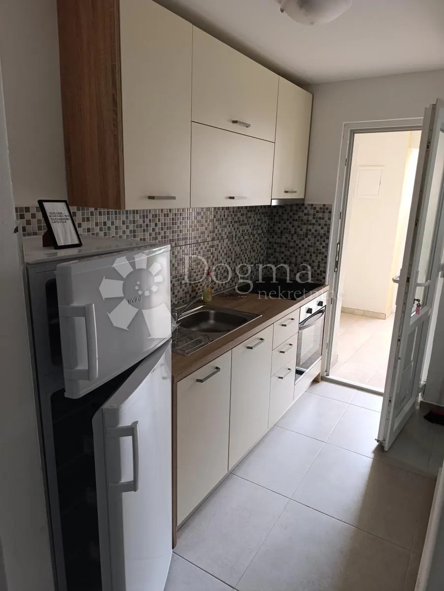 ljubač - kuća s pet stambenih jedinica - slika 24