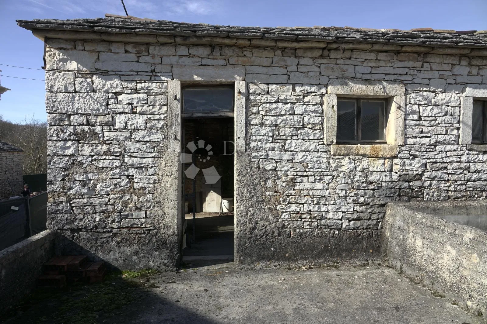 kamena kuća za renovaciju u pilatima - slika 9