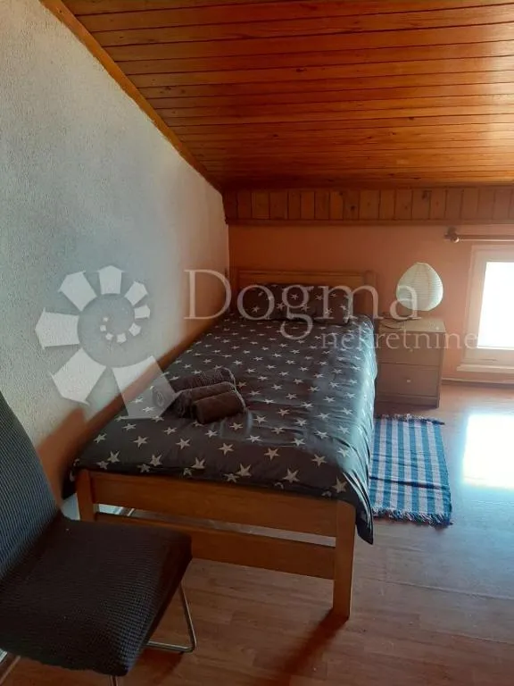 interesantan trosoban stan na atraktivnoj lokaciji - slika 15