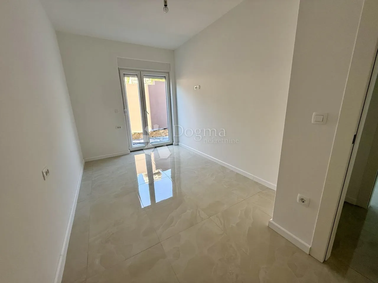 apartman novogradnja seline prizemlje sa vrtom - slika 11