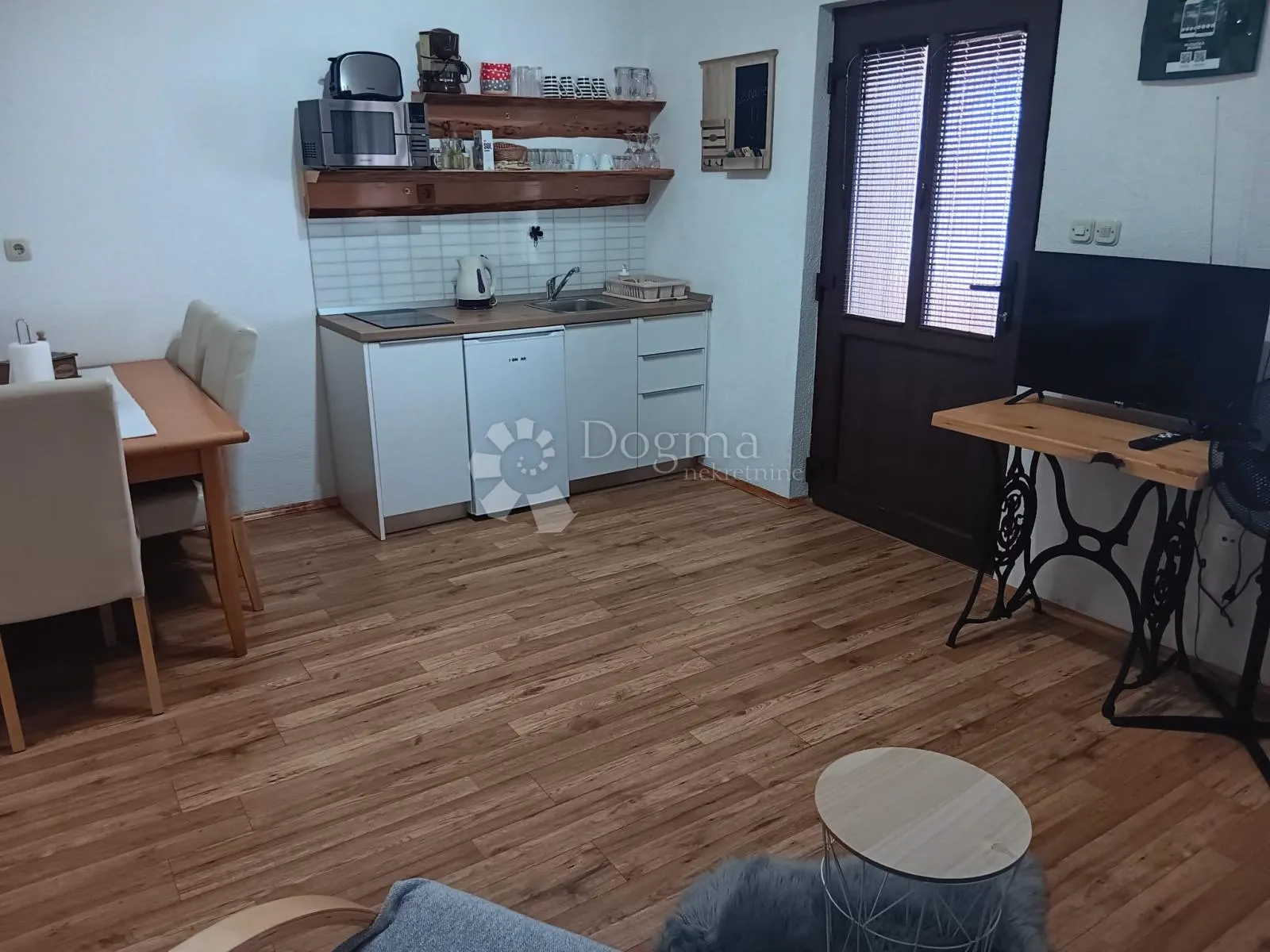 kuća u korenici, za investiciju i život - slika 8