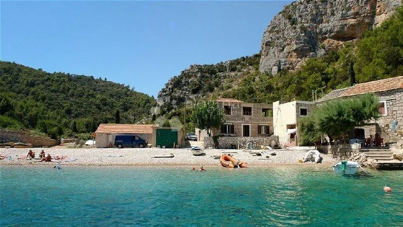hvar- građevinsko zemljište 1. red do mora, uvala pokrivenik, 850 m² - slika 3