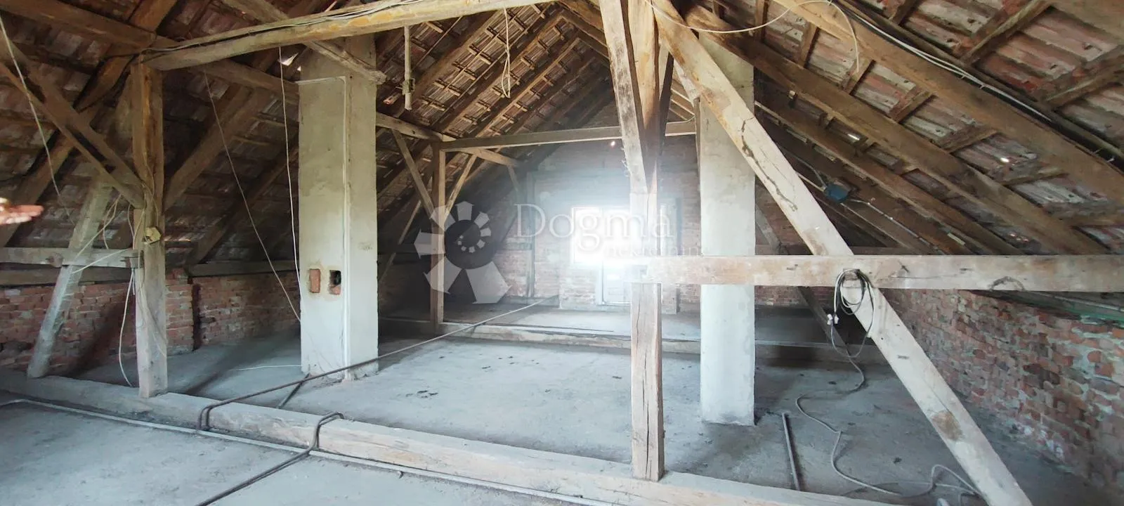 poslovno stambena kuća u centru križa s zemljištem 1200m2 - slika 10
