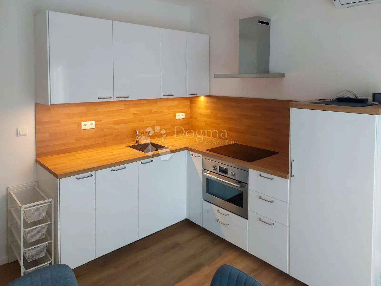 čiovo-kuća s 3 apartmana i bazenom - slika 9