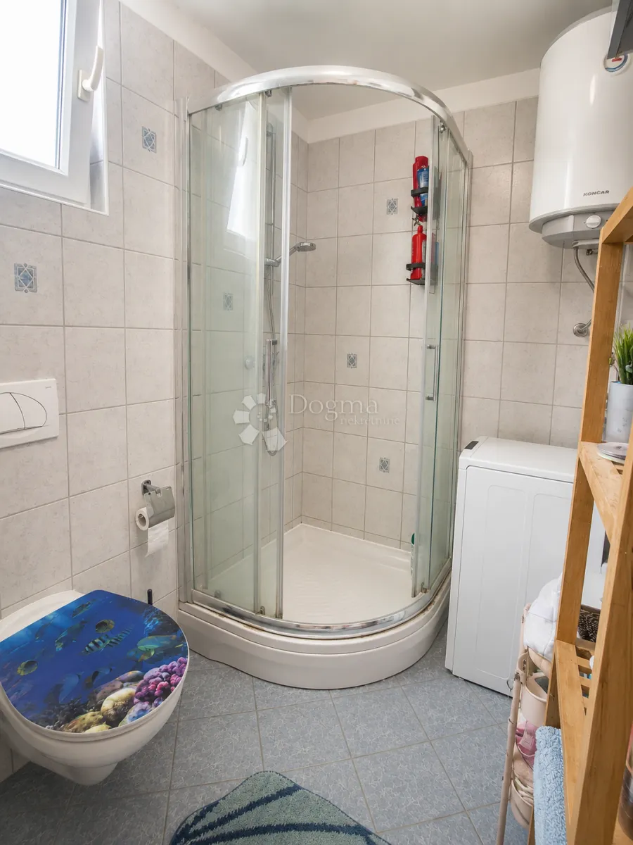 šarmantni dvosobni apartman u banjolu sa pogledom na more na top lokaciji. - slika 11