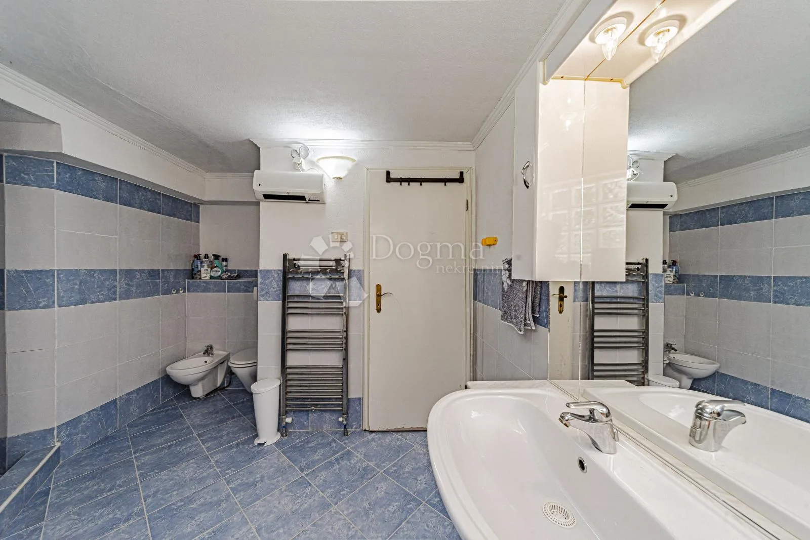 prvi red do mora: samoodrživa apartmanska vila s uhodanim poslovanjem – vela luka, korčula - slika 158