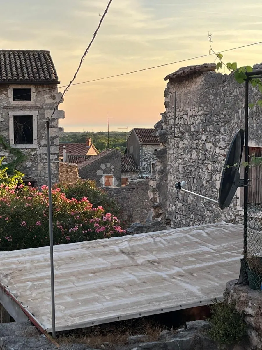 prilika – centar brtonigle, 84 m², mogućnost gradnje 2 kata - slika 1
