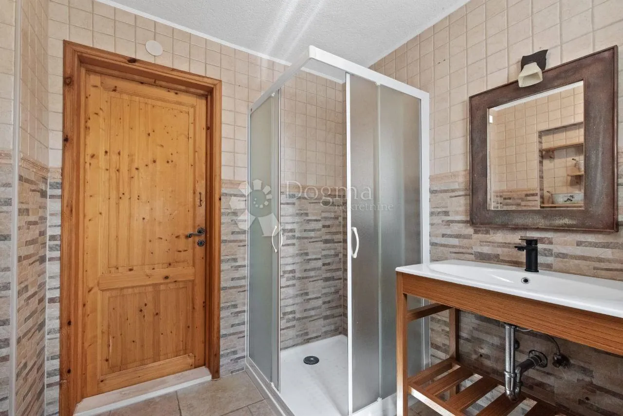 romantična kamena villa s bazenom - slika 24