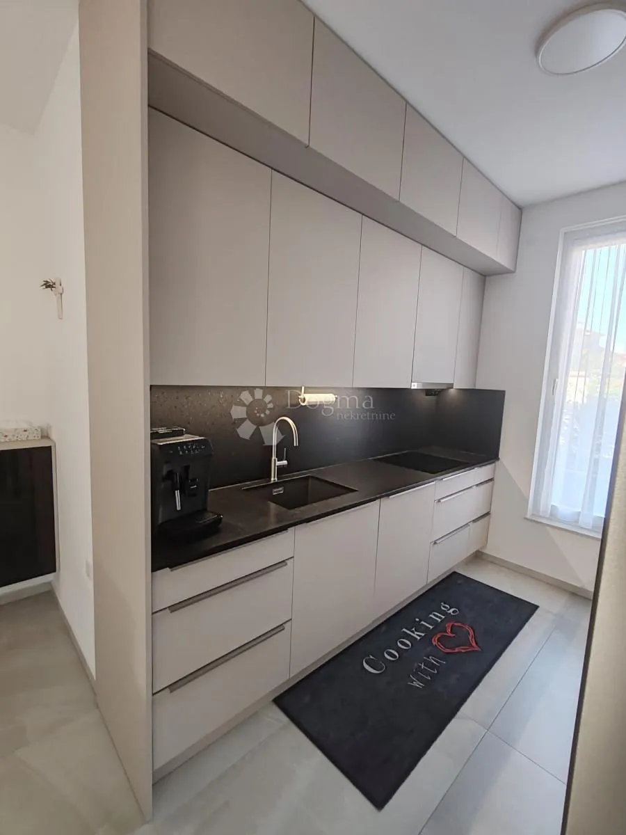 vodice - prekrasna novoizgrađena kuća s garažom i dvorištem - slika 16