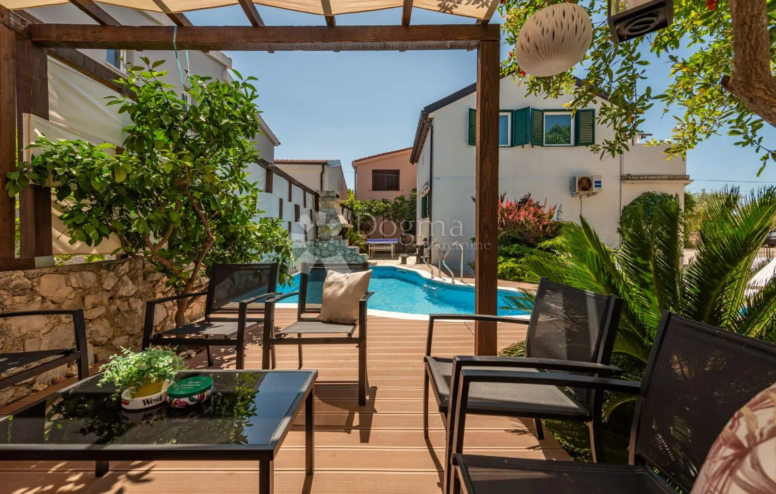 tri apartmana s bazenom - slika 73