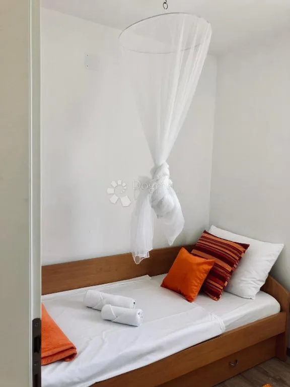 kuća na pagu s velikim dvorištem - 310m2 - slika 22