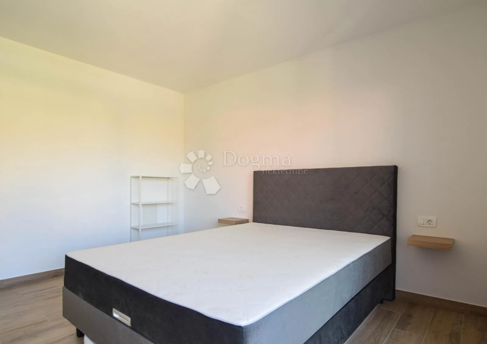 novigrad, moderna dvojna vila s bazenom i 3 spavaće sobe - slika 19